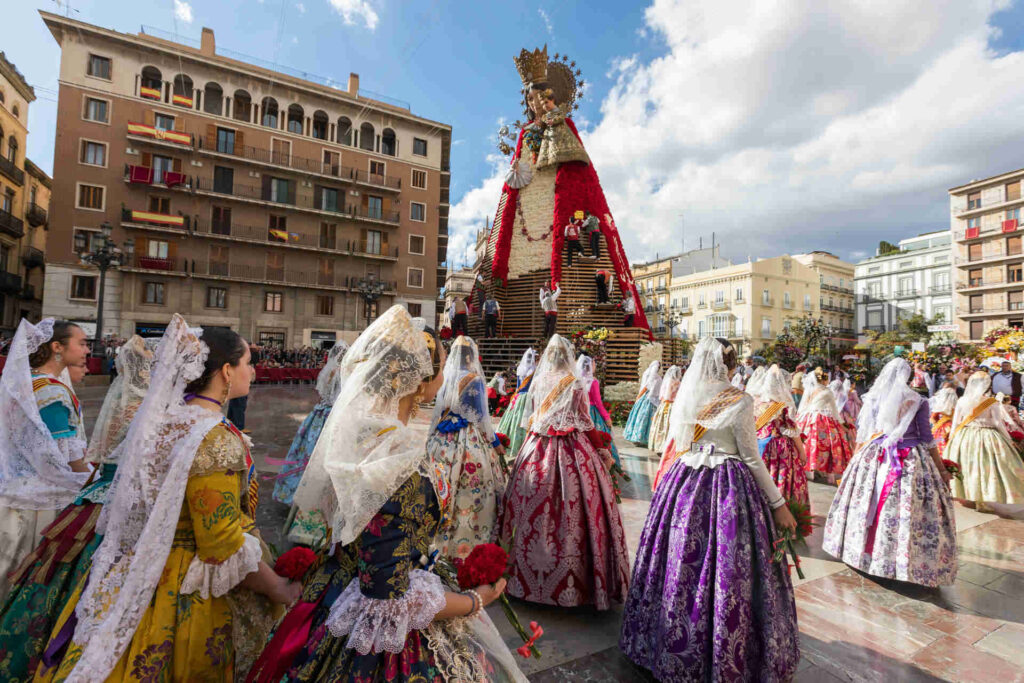 Une procession lors des fallas de Valencia