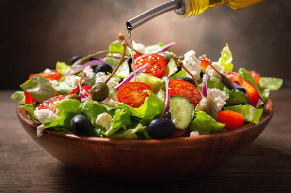 La cuisine méditerranéenne avec une belle salade de légumes