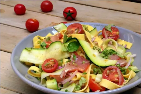 Salade de pâtes au lomo, courgettes et pignons